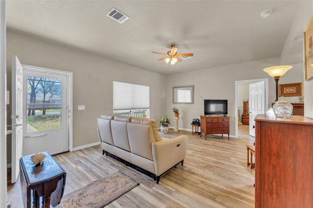 1209 E Avenue F, Lampasas, TX 76550