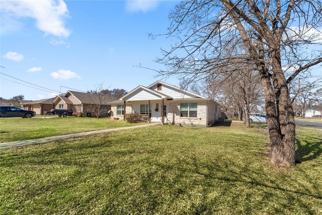 1209 E Avenue F, Lampasas, TX 76550