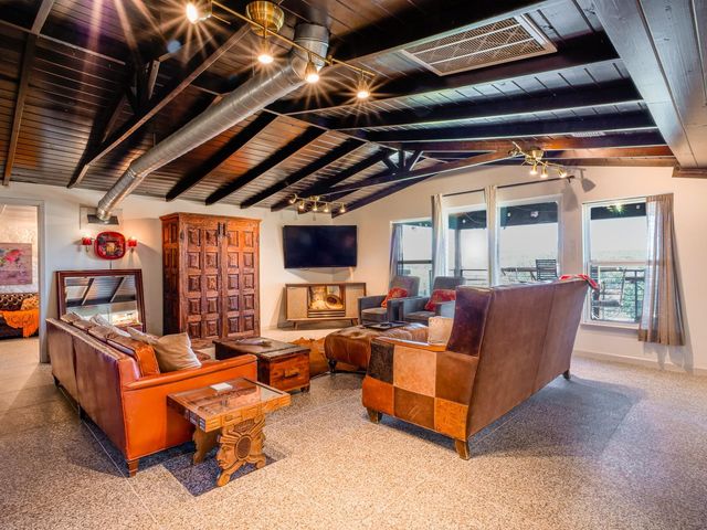 307 S Oak LN, Burnet, TX 78611