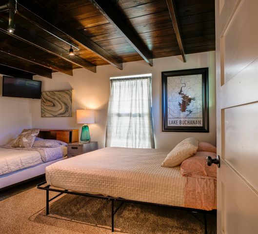 307 S Oak LN, Burnet, TX 78611