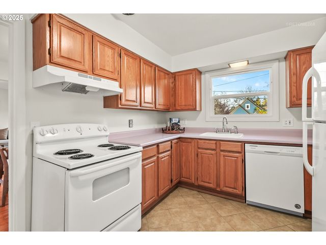 2032 18TH Ave, Forest Grove, OR 97116