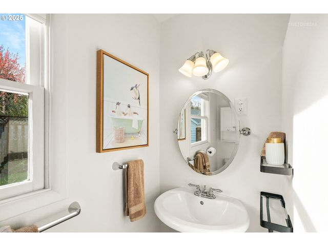 2032 18TH Ave, Forest Grove, OR 97116