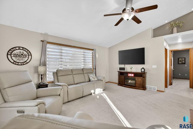 1604 E 62nd St Street, Sioux Falls, SD 57108