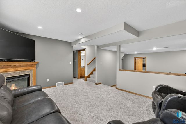 1604 E 62nd St Street, Sioux Falls, SD 57108