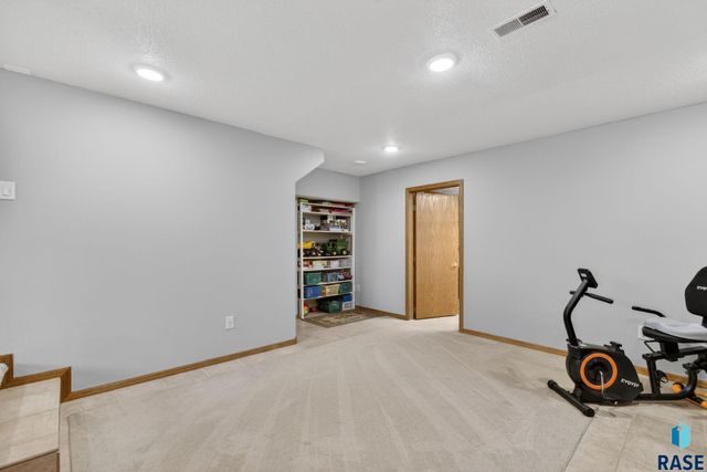 1604 E 62nd St Street, Sioux Falls, SD 57108