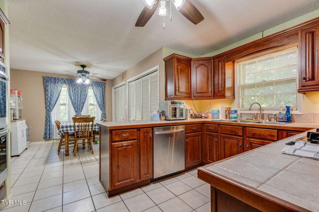 1525 Robin Hood Lane, Johnson City, TN 37604