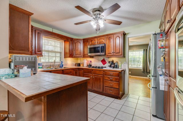 1525 Robin Hood Lane, Johnson City, TN 37604