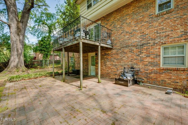 1525 Robin Hood Lane, Johnson City, TN 37604