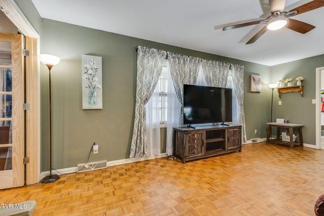 1525 Robin Hood Lane, Johnson City, TN 37604