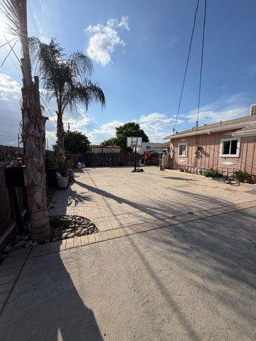 2108 W Dennett Avenue, Fresno, CA 93728