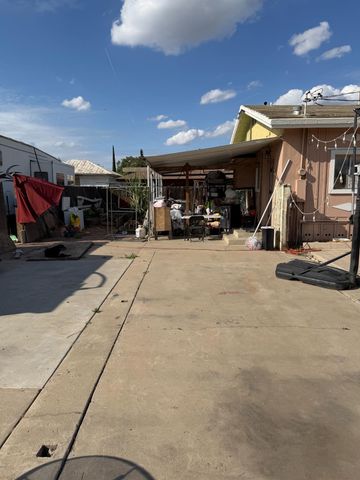 2108 W Dennett Avenue, Fresno, CA 93728