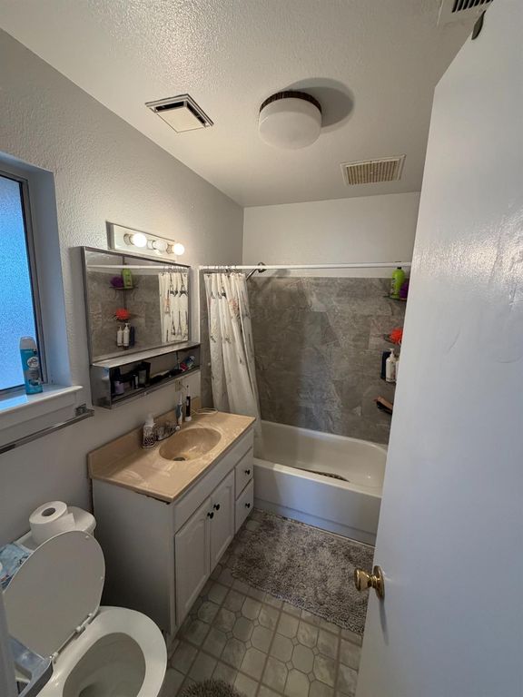 Image 25 of property listing at 2108 W Dennett Avenue, Fresno, CA 93728