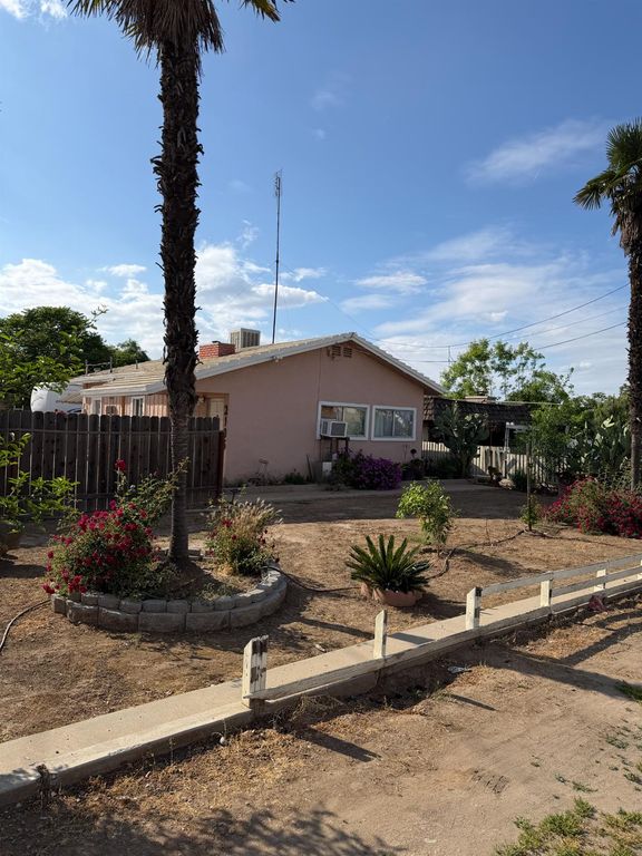 Image 3 of property listing at 2108 W Dennett Avenue, Fresno, CA 93728