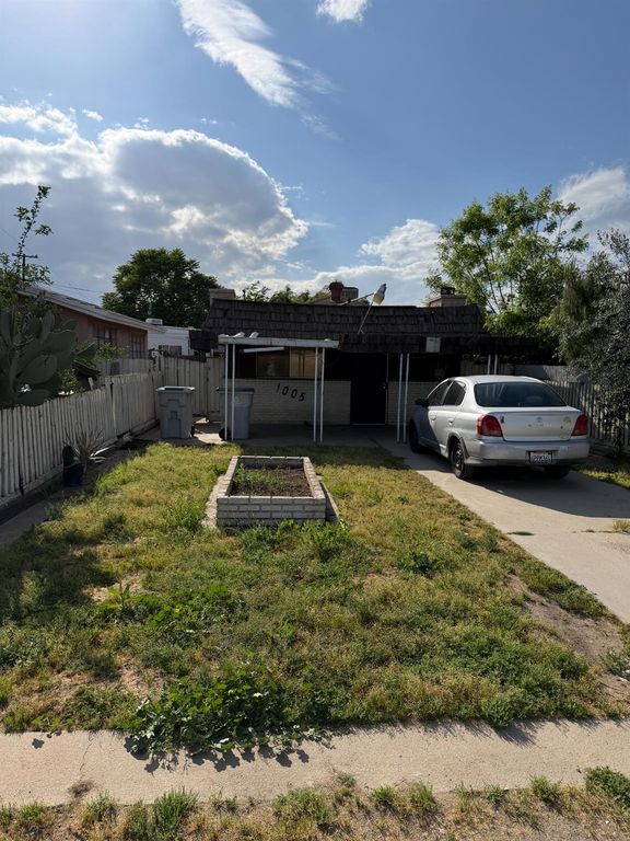 Image 4 of property listing at 2108 W Dennett Avenue, Fresno, CA 93728