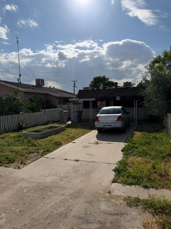 Image 5 of property listing at 2108 W Dennett Avenue, Fresno, CA 93728