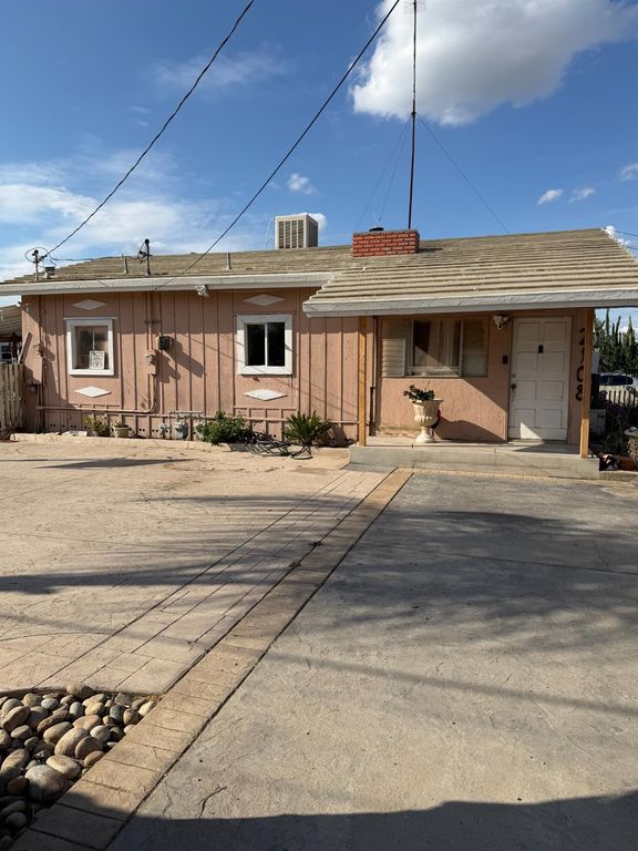 Image 6 of property listing at 2108 W Dennett Avenue, Fresno, CA 93728