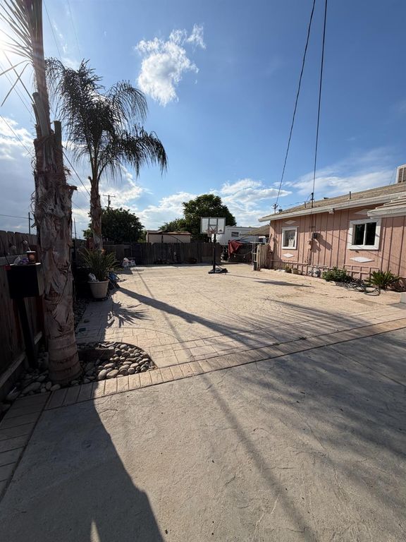 Image 7 of property listing at 2108 W Dennett Avenue, Fresno, CA 93728