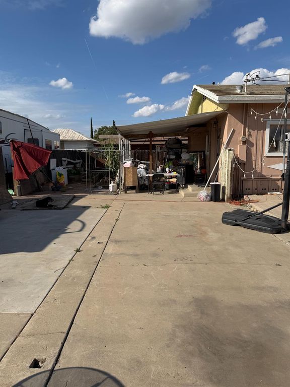 Image 8 of property listing at 2108 W Dennett Avenue, Fresno, CA 93728