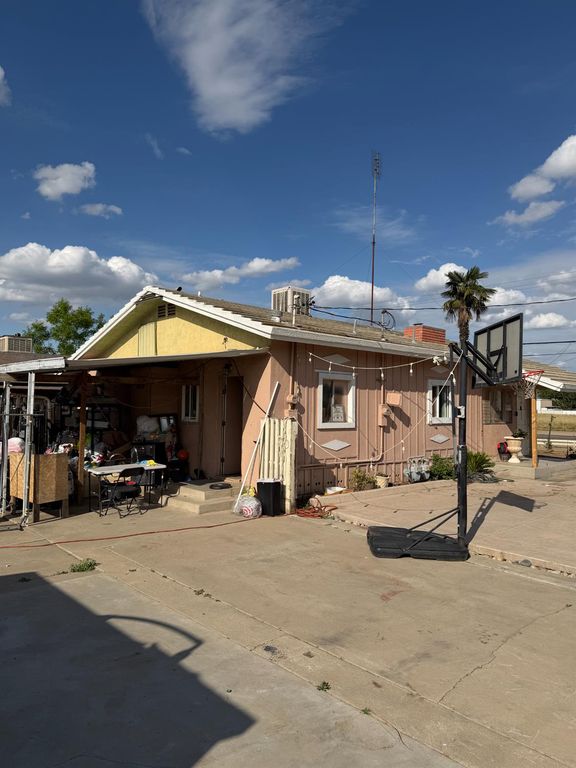 Image 9 of property listing at 2108 W Dennett Avenue, Fresno, CA 93728