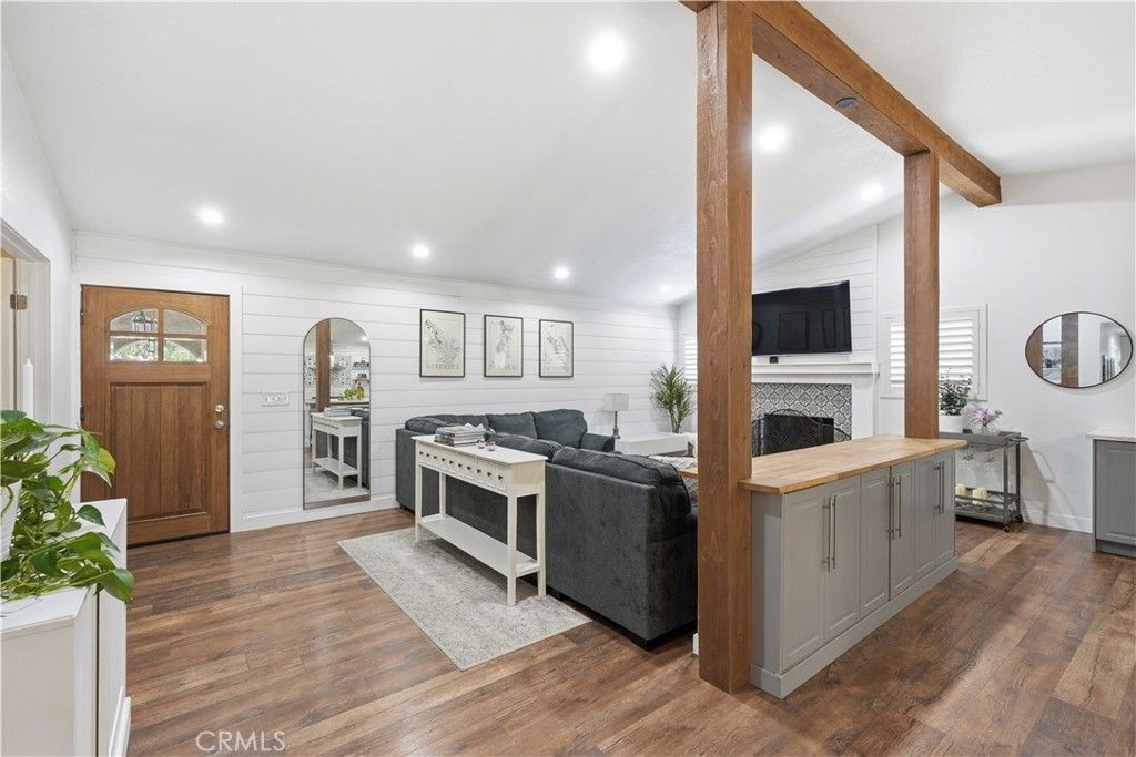 Image 4 of property listing at 24335 Jennifer Place, Newhall, CA 91321