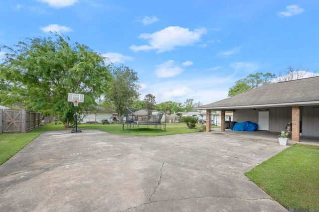 1123 E Greenbriar St, Gonzales, LA 70737