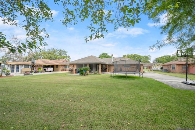 1123 E Greenbriar St, Gonzales, LA 70737