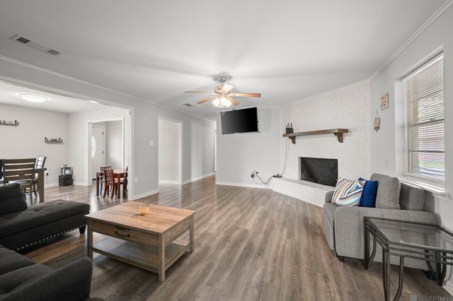 1123 E Greenbriar St, Gonzales, LA 70737