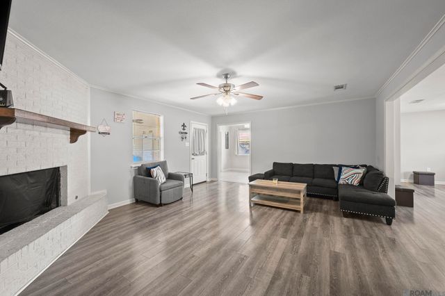 1123 E Greenbriar St, Gonzales, LA 70737