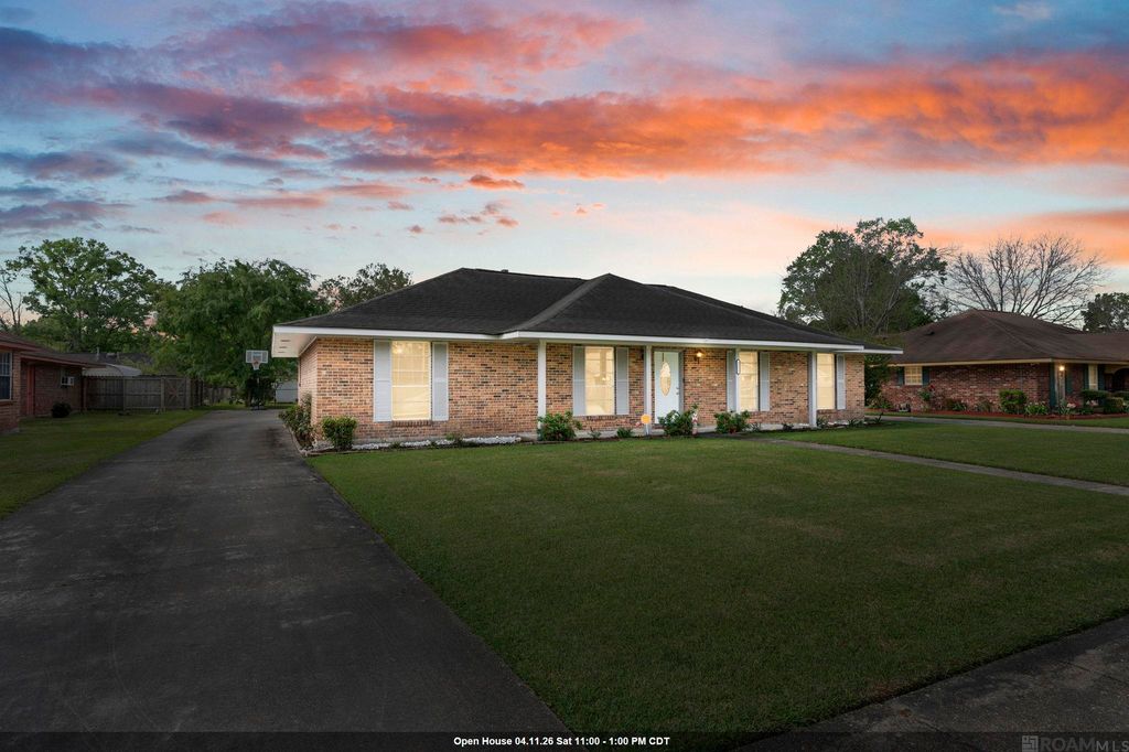 1123 E Greenbriar St, Gonzales, LA 70737