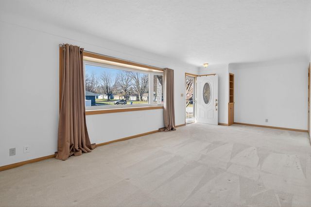 660 Wilshire Avenue, Waterloo, IA 50701