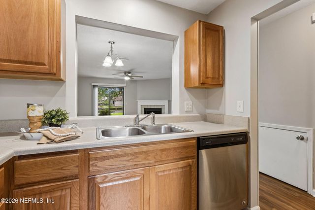 3801 CROWN POINT Road 1184, Jacksonville, FL 32257