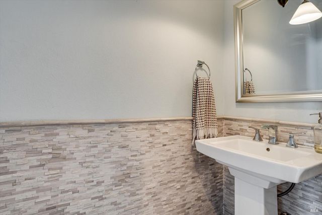 472 Emily Rose Cir, Windsor, CA 95492