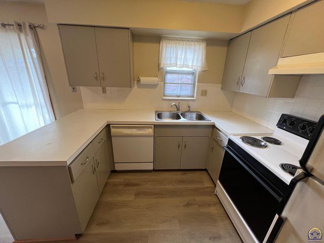 5452 SW 12th Ter Apt 3, Topeka, KS 66604