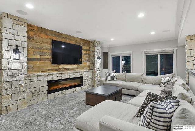 5702 S 239th Street, Elkhorn, NE 68022