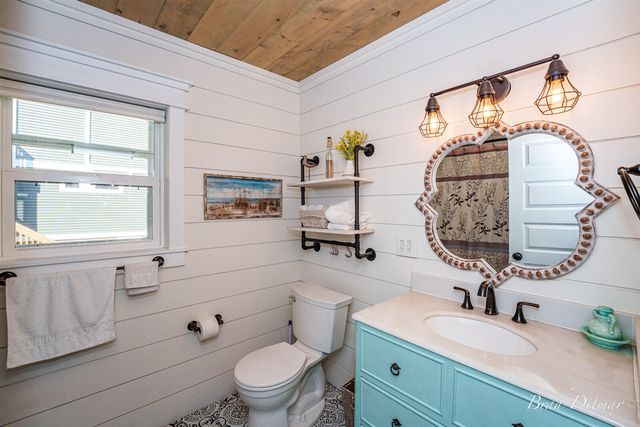 517 S Wythe Street, Pentwater, MI 49449