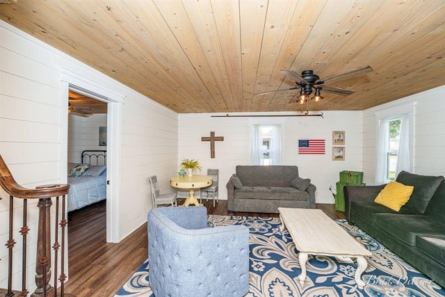 517 S Wythe Street, Pentwater, MI 49449