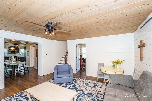 517 S Wythe Street, Pentwater, MI 49449