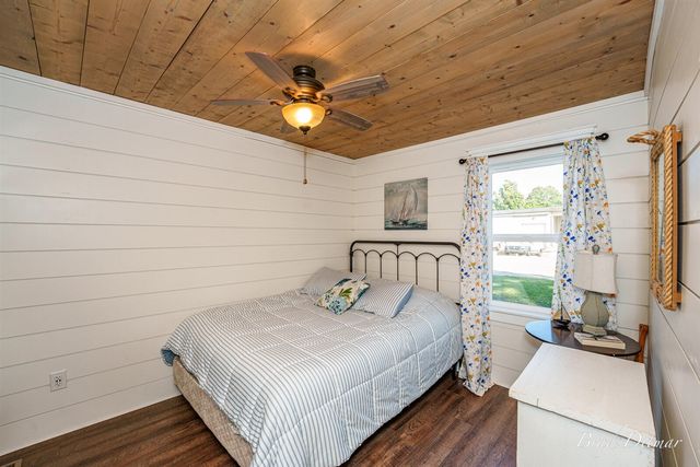 517 S Wythe Street, Pentwater, MI 49449