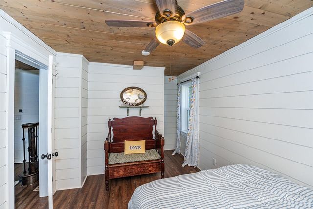 517 S Wythe Street, Pentwater, MI 49449