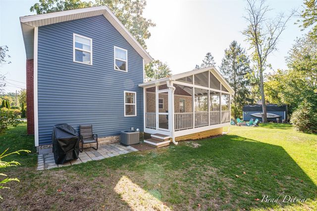 517 S Wythe Street, Pentwater, MI 49449