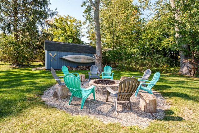 517 S Wythe Street, Pentwater, MI 49449