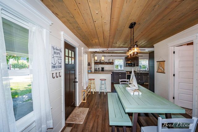 517 S Wythe Street, Pentwater, MI 49449