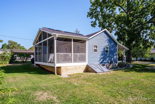 517 S Wythe Street, Pentwater, MI 49449