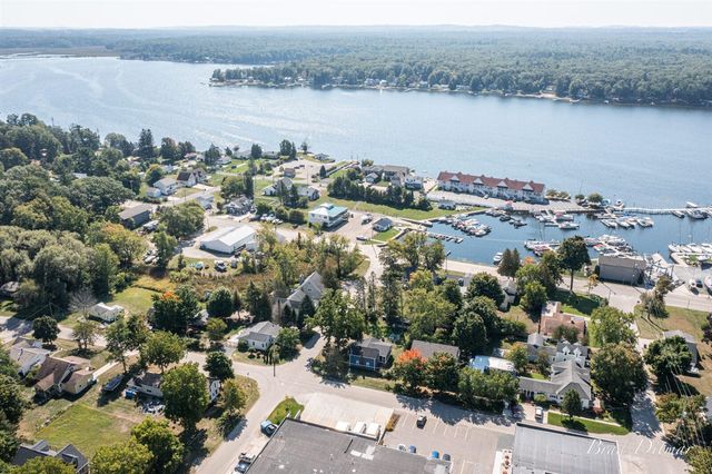 517 S Wythe Street, Pentwater, MI 49449