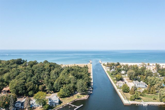 517 S Wythe Street, Pentwater, MI 49449