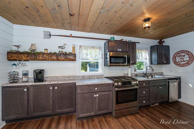 517 S Wythe Street, Pentwater, MI 49449