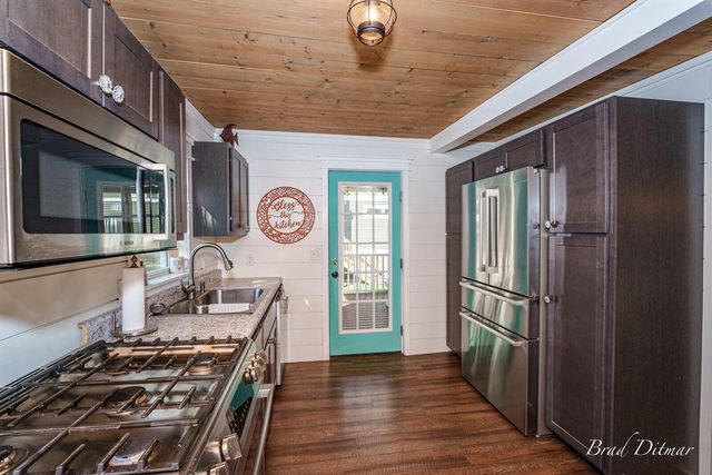 517 S Wythe Street, Pentwater, MI 49449