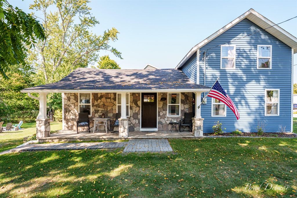 517 S Wythe Street, Pentwater, MI 49449