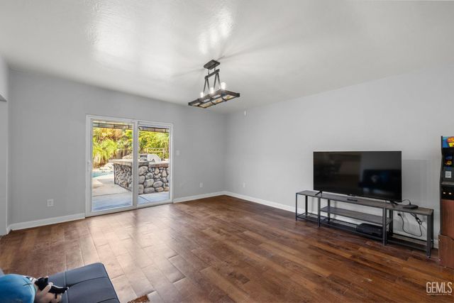 2921 Staunton Court, Bakersfield, CA 93306