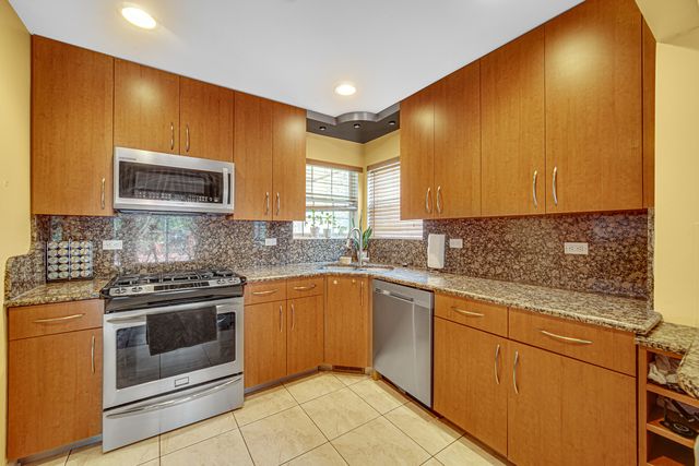 1424 DERBY Lane, Mundelein, IL 60060